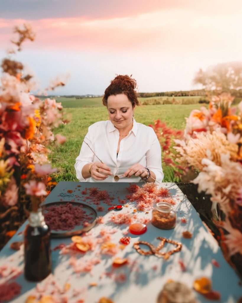 L'artiste Lior créant ses oeuvres en fleurs séchées